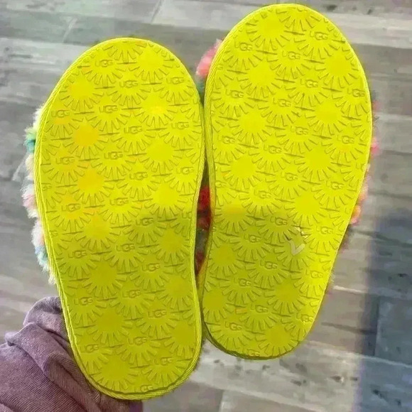 UGG Kids Fluffy Slippers Size 9 - Brand New without Box - Picture 8 of 9